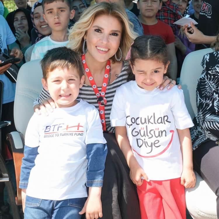 <p><span style="color:#000000">Projeleriyle sık sık adını duyuran ünlü şarkıcı, eğitime destek kampanyalarıyla Türkiye'nin dört bir yanında anaokulları açmaya devam ediyor. </span></p>