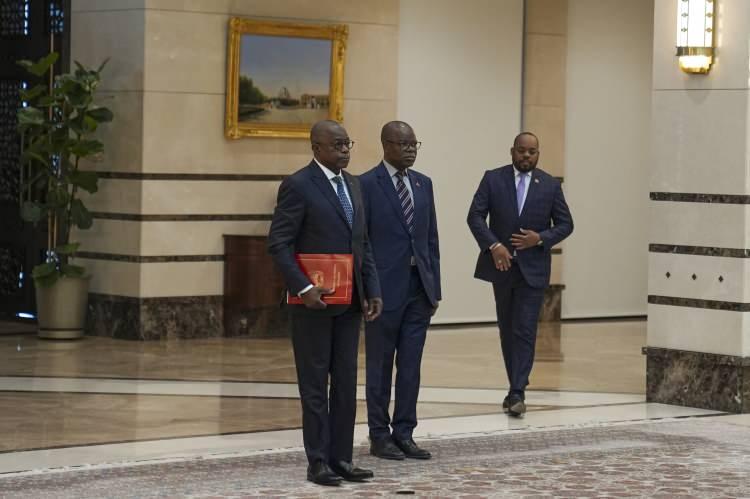<p>Erdoğan, daha sonra Yeni Zelenda Büyükelçisi Lewis, Angola Büyükelçisi Neto ve ABD Büyükelçisi Barrack Jr'yi ayrı ayrı kabul etti.</p>
