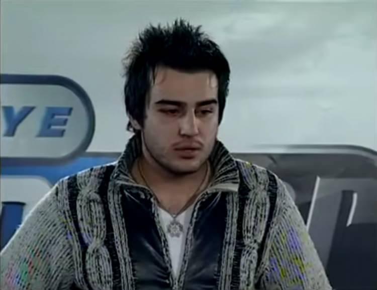 <p><span style="color:#000000">2004 yılında Popstar Türkiye yarışmasıyla ekrana gelen Rıza Tamer, sesi ve sahne performansı ile herkesi etkilemişti. </span></p>