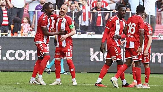 <p>282- Samsunspor (17 sıra geriledi)</p>