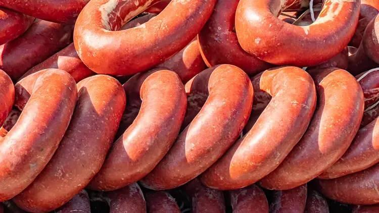 <p>İfşa edilen markalar şu şekilde: </p>

<p>Sakarya'da üretim gerçekleştirerek Türkiye'nin dört bir yanına dağıtım yapan ve çok sayıda zincir market ve şarküteride satışa sunulan ÖZTÜRK SUCUKLARI'NDA sakatat (baş eti) tespit edildi.</p>
