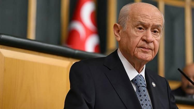 <p>Bahçeli, partisinin grup toplantısında yaptığı açıklamada "Teröristbaşının tecridi kaldırılırsa, gelsin TBMM DEM Parti Grup Toplantısı'nda konuşsun, terörün tamamen bittiğini ve örgütün lağvedildiğini haykırsın. Bu dirayet ve kararlılığı gösterirse, umut hakkının kullanımıyla ilgili yasal düzenlemenin yapılması ve bundan yararlanmasının önü de ardına kadar açılsın." ifadelerini kullanmıştı. </p>
<p>Devlet Bahçeli, bu açıklamasından kısa bir süre sonra ise DEM Parti heyetine İmralı'ya gitmesi için izin verilmesi çağrısı yapmıştı.</p>