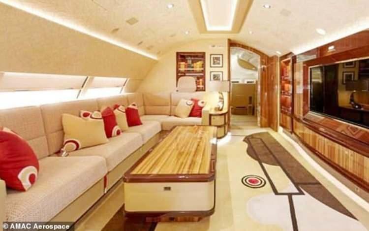 <p>460'tan fazla yolcu kapasiteli günlük ticari 747'lerin aksine, bu jumbo jet uçağında yalnızca beş sıra standart business class koltuk bulunuyor.</p>