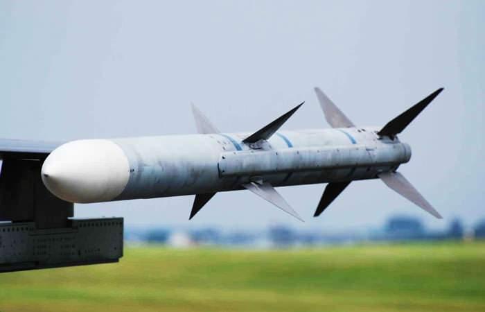 <p><strong>AIM-120C-8 AMRAAM HAVA FÜZESİ ÖZELLİKLERİ</strong></p>
<p> </p>
<p>ABD tarafından geliştirilen bu uzun menzilli füze, hava muharebeleri için tasarlanmış ileri teknoloji barındıran bir füzedir.</p>
<p> </p>
<p>Bu füzenin yaklaşık 180 kilometrelik etkili menzili bulunmaktadır.</p>
<p> </p>
<p>RF arayıcı başlığı ve gelişmiş güdüm sistemi sayesinde hedef takibi ve vurma başarısı üst düzeyde.</p>
<p> </p>
<p>NATO müttefikleri ve diğer ülkelerin hava kuvvetlerinde kullanılan bu füze, ek olarak NASAMS gibi kara tabanlı hava savunma sistemleri içinde son derece kritik bir parça.</p>