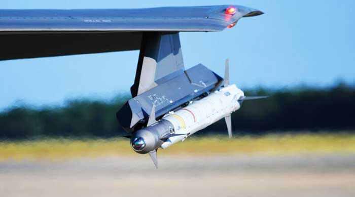 <p><strong>AIM-9X SİDEWİNDER BLOCK II HAVA-HAVA FÜZESİ ÖZELLİKLERİ</strong></p>
<p> </p>
<p>Bu füze, ABD tarafından geliştirilen kısa menzilli ve yüksek manevra kabiliyetine sahip taktik hava-hava füzesidir.</p>
<p> </p>
<p>20 kilometreye kadar etkili olan bu füze, görüş içi hava muharebelerinde düşman hedefleri başarıyla vurmak için tasarlandı.</p>
<p> </p>
<p>IIR arayıcı başlığı ve gelişmiş güdüm sistemi ile hedef takibi ve isabet oranı oldukça yüksek</p>
