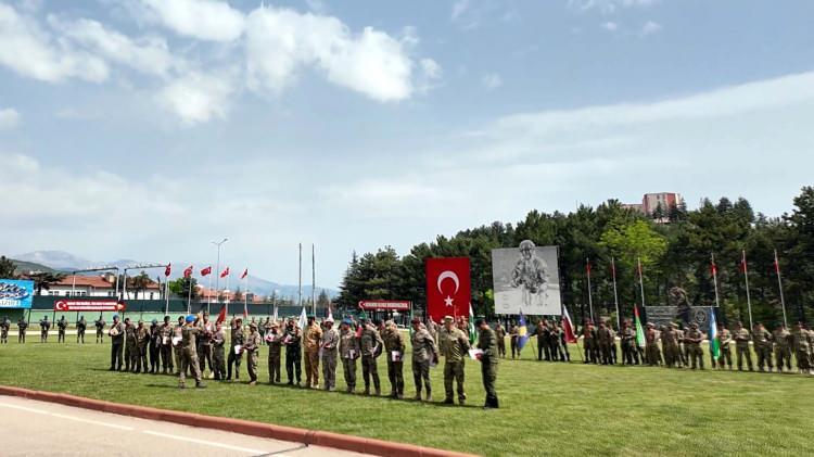<p>Ayrıca Birleşik Krallık, Kazakistan, Kuveyt ve Türkmenistan'dan da gözlemciler müsabakayı takip etti. Toplam 18 ülkeden, 26 keskin nişancı timinin yer aldığı yarışmada Türkiye'yi; Kara Kuvvetleri Komutanlığı'ndan 2, Deniz Kuvvetleri Komutanlığı'ndan 2, Özel Kuvvetler Komutanlığı'ndan 2 ve Jandarma Genel Komutanlığı'ndan 2 tim olmak üzere toplam 8 keskin nişancı timi temsil etti.</p>