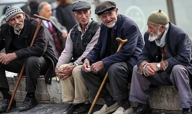 <p>TÜİK verilerine göre 2024 yılında 15-24 yaş aralığının oluşturduğu genç nüfusun oranı yüzde 14.9'a geriledi.</p>
<p> </p>