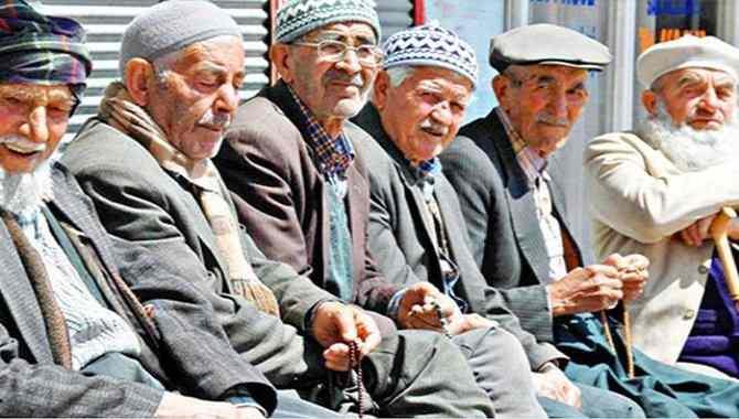 <p>TÜİK bunun yanında Türkiye'de genç nüfusun en yoğun ve düşük olduğu illeri de açıkladı.</p>
<p> </p>
<p><span style="color:#B22222"><strong>İşte Türkiye'nin en genç ve yaşlı 10 ili</strong></span></p>