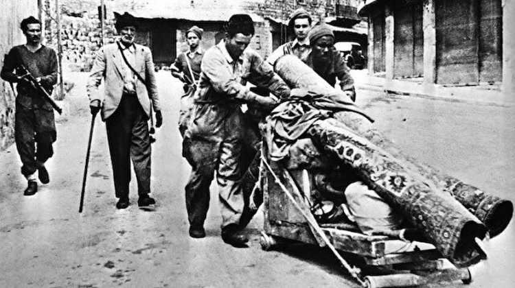 <p>İsrail'in Filistin'e yaptığı zulüm 77 yıl sonra bütün dünyada anıldı. Dünya'nın dört bir yanında İsraile karşı protestolar düzenlendi.</p>
