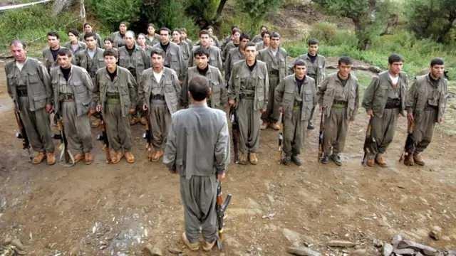 <p><span style="color:#B22222"><strong>PKK'NIN KARARI SONRASI PİYASALAR YÜKSELİŞE GEÇTİ</strong></span></p>
<p> </p>
<p>Finans uzmanları, PKK'nin kendini feshettiğini açıklamasının yatırımcılarda güven duygusunu artırdığını ve bu durumun piyasaların yukarı yönlü hareketinde kilit bir rol oynadığını belirtiyor.</p>