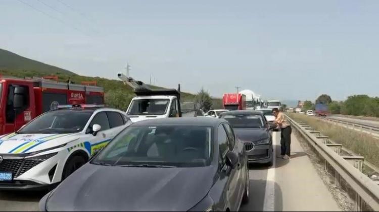 <p>Çevredeki sürücülerin 112 Acil Çağrı Merkezi'ne yaptığı ihbarı üzerine bölgeye sağlık ve polis ekipleri seck edidli. </p>
