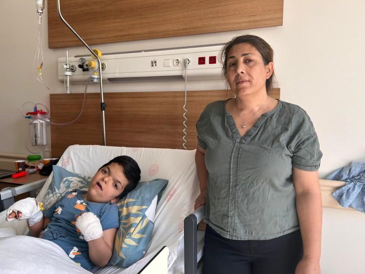 <p>Birçok doktorun rahatsızlığın ismini dahi duymadığı yönünde cevap alan aile, oğullarının derdine çare bulamadılar. Uzun araştırmalar sonucunda Eskişehir Şehir Hastanesi'nin başarısını keşfeden Nuriye ve Adem Şahin, tedavi için kente geldi. Çift, Eskişehir Şehir Hastanesi Plastik, Rekonstrüktif ve Estetik Cerrahi Uzmanı Op. Dr. Abdülkadir Calavul'dan tedavi için randevu aldı. Yapılan tetkikler sonucunda Umut Aras Şahin'in ellerinin ameliyat edileceği aileye bildirildi. Kısa süre sonra ameliyat masasına yatan küçük çocuğun 10 parmağı operasyonla açıldı. Benzer operasyon hastanede tedavi olan aynı sendroma sahip diğer çocuk hastalara da uygulandı.</p>
