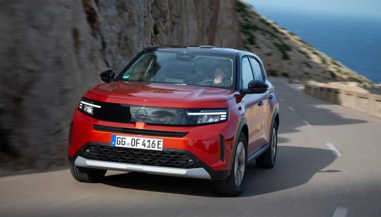 <p>Yantaç, "Frontera, C-SUV segmentine yakın bir deneyim sunuyor. Yalın tasarımı, geniş hacmi ve fonksiyonel çözümleriyle, farklı müşteri kitlelerine hitap edecek olan Frontera, hem aile hem de bireysel kullanıcıların tüm günlük maceralarında yanında olmak için hazır." ifadelerini kullandı.</p>