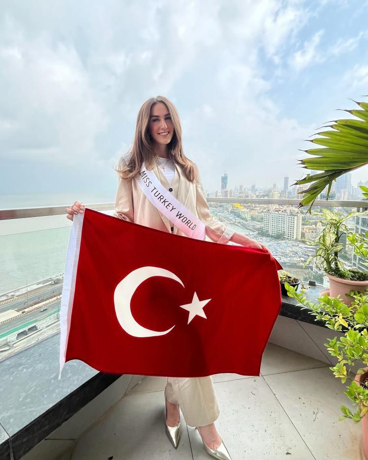 <p><span style="color:rgb(0, 0, 0)">Yarışmanın önceki akşam düzenlenen açılış töreninde, adaylar kendi ülkelerinin kültürlerini temsileden kıyafetlerle sahneye çıktı.</span></p>