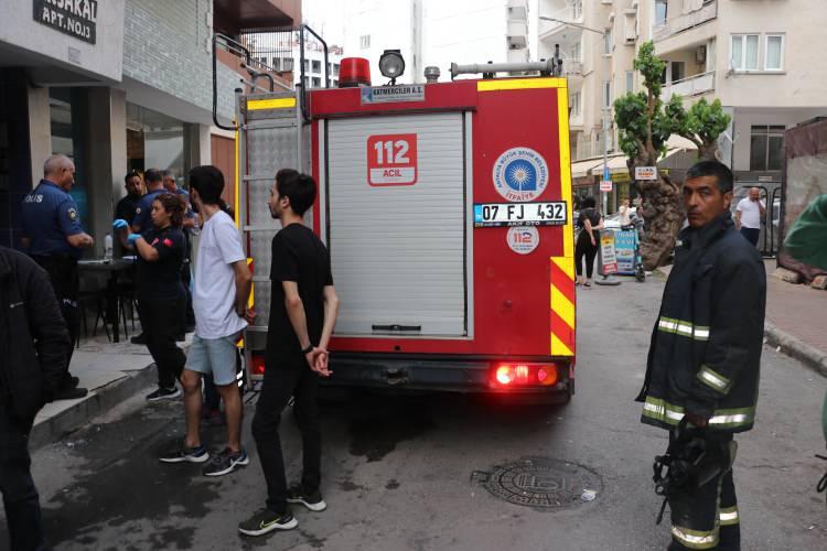 <p><strong>Onun tamiriyle uğraşırken benzin dökülüyor ve tutuşuyor. </strong><strong>O esnada kapı kapalı olduğu için dışarı çıkamıyorlar. </strong></p>