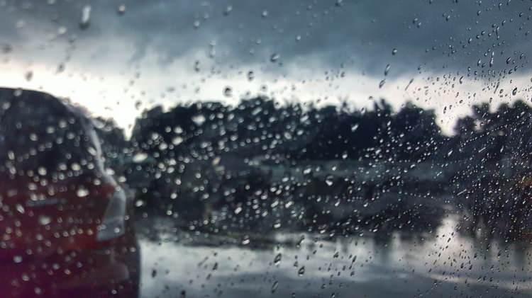 <p>Meteoroloji Genel Müdürlüğü, yedi ili sarı kodla üç ili ise turuncu kodla kuvvetli fırtınaya ilişkin yaşanabilecek olumsuzluklara karşı uyardı.</p>