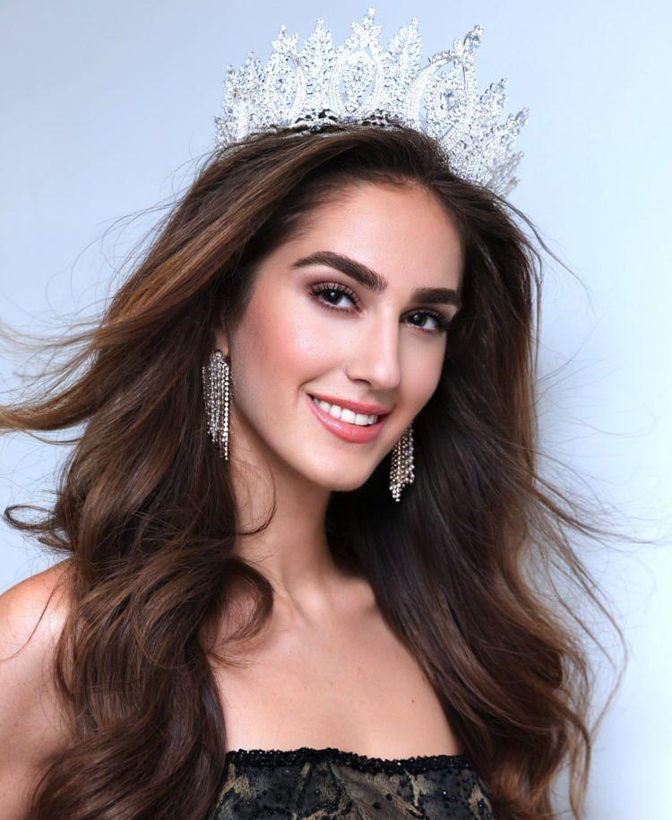 <p><span style="color:#000000">Geçtiğimiz yıl düzenlenen Miss Turkey 2024'te birinci olan İdil Bilgen Miss World'de Türkiye'yi temsil etti. Bilgen'in ay-yıldızlı kaftanı geceye damga vurdu.</span></p>