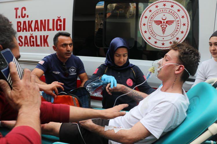 <p>Antalya’daki 'korku evi’nde testere tamir edilirken çıkan yangında 3 kişi yaralandı. Mahalleli, 3 çalışanı dükkanın camını kırarak dışarıya çıkardı.</p>
<p> </p>