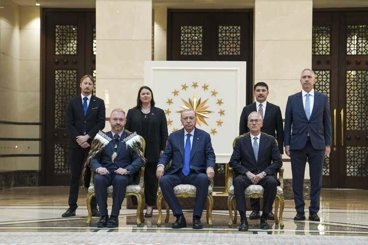 <p>Büyükelçilik mensuplarını ve ailelerini takdim eden büyükelçiler, Cumhurbaşkanı Erdoğan ile hatıra fotoğrafı çektirdi. </p>
