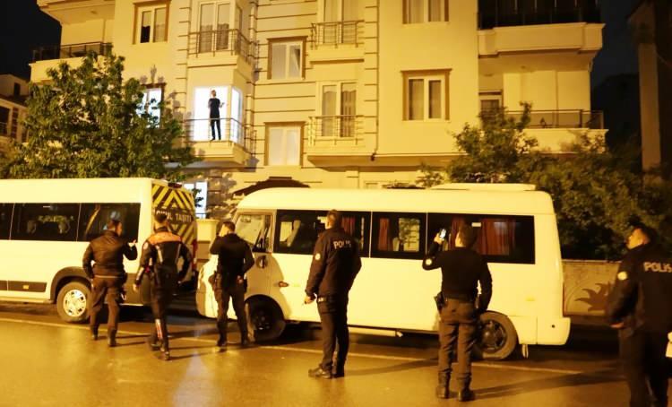 <p>Gözaltına alınan şahıs daha sonra polis otosuna bindirilirken, ifadesi alınmak üzere Aksaray Polis Merkezi Amirliğine götürüldü. Şahsa ifadesinin ardından Kabahatler Kanunu çerçevesinde idari işlem yapıldı.</p>
<p> </p>