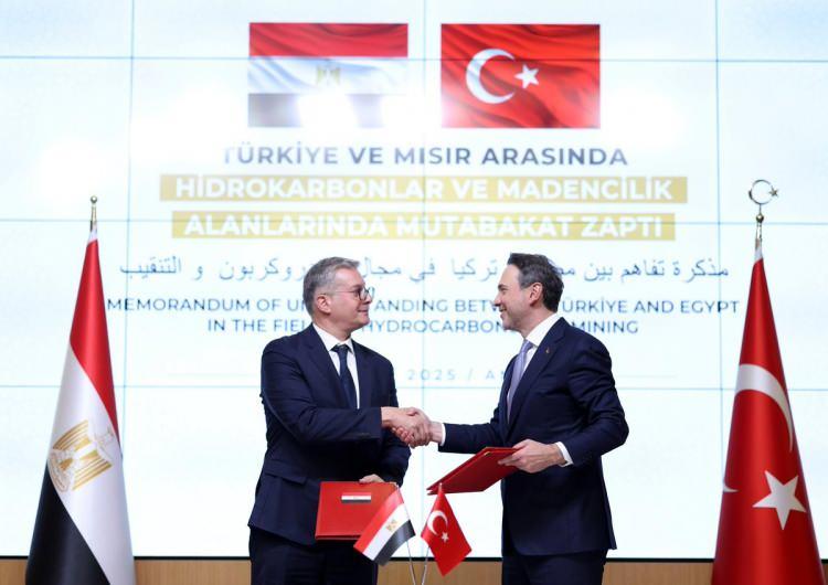 <p>Bakan Bayraktar'ın paylaşımı:</p>
<p>Mısır Petrol ve Maden Kaynakları Bakanı Sayın Karim Badawi ve heyeti ile Bakanlığımızda bir görüşme gerçekleştirdik. Toplantı sonrası Türkiye-Mısır diplomatik ilişkilerinin 100. yılında enerji alanındaki iş birliğimizi güçlendirecek iki önemli anlaşmaya imza attık.</p>
