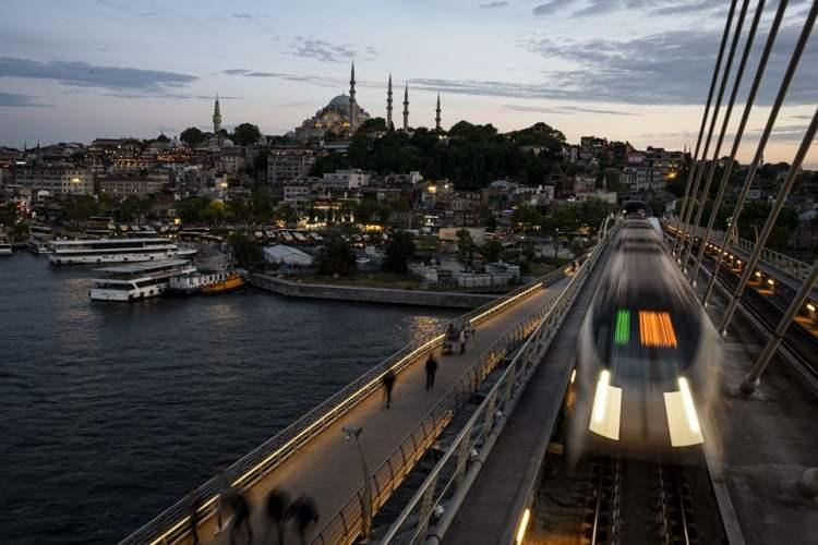 <p>Yabancılara bu dönemde satılan konut sayısında ise azalış görüldü.</p>
<p>Özellikle İstanbul, Antalya ve Mersin'de yabancılara yönelik konut satışları yıllık bazda azalırken Ankara, İzmir ve Sakarya'da arttı.</p>