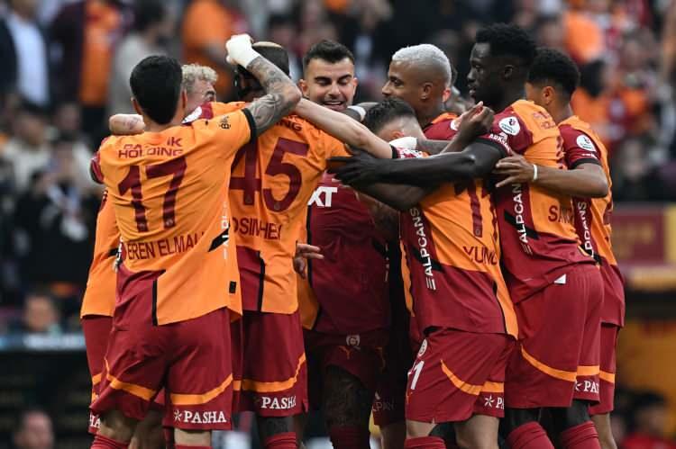 <p>Galatasaray, RAMS Park'ta ağırladığı Kayserispor'u 2-0 mağlup ederek en yakın takipçisi Fenerbahçe'nin 8 puan önünde, finale iki hafta kala şampiyonluğunu duyurdu.</p>