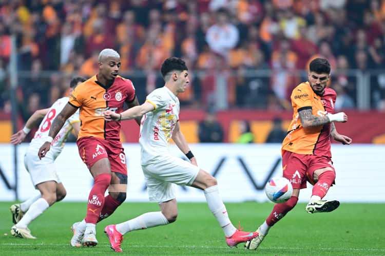 <p>Galatasaray'a galibiyeti getiren golleri ilk yarının 27'nci dakikasında Victor Osimhen, 29'uncu dakikasında Barış Alper Yılmaz, ikinci yarının 89'uncu dakikasında penaltıdan Fernando Muslera attı.</p>