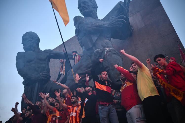 <p>Diğer taraftan yurdun dört bir yanından Galatasaraylı futbolseverler sokaklarda şampiyonluk kutlamalarına katıldı. İşte o görüntülerden bazıları.</p>
