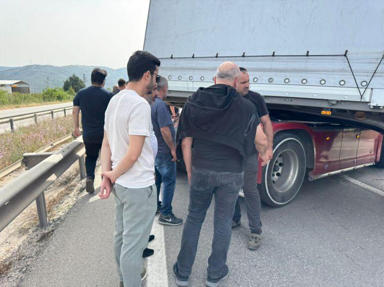 <p>Uzun araç kuyruğu ekiplerin çalışması ve aracın kaldırılmasıyla sona erdi.</p>