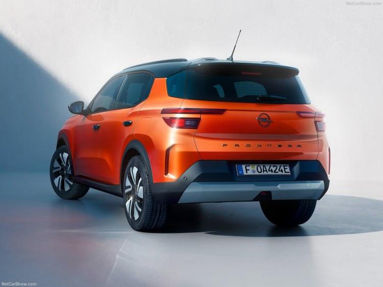 <p>Yeni Opel Frontera 4.380 mm uzunluğu, 1.795 mm genişliği ve 1.627 mm yüksekliği ile bol miktarda esnek bir yaşam ve yükleme alanı sunuyor. Böylece kalabalık yolculuklar için de ideal bir araç olmayı başarıyor.</p>