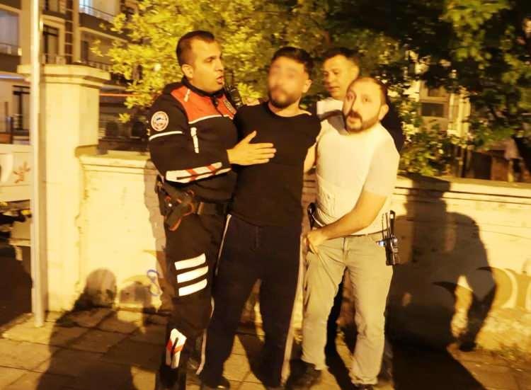<p>Bir türlü ikna olmayan şahıs bir ara ellerini semaya açıp dua etti.</p>
<p> </p>