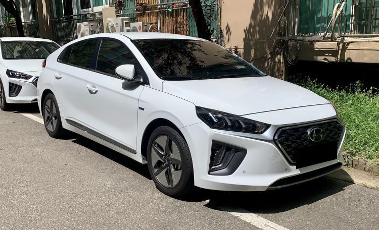 <p><span style="color:#B22222"><strong>HYUNDAİ IONİQ HYBRİD </strong></span></p>
<p> </p>
<p>4.1 L/100 KM</p>
<p> </p>