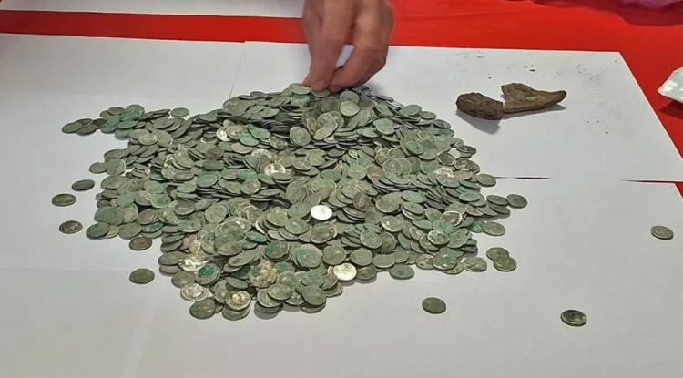 <p>1439 gümüş Rumen sikkesi bulduğunu anlatan adam, <em><strong>"Hatta rüya görmediğimden emin olmak için kendimi çimdiklemeyi bile düşündüm. Bu paralar kimindi ve ne içindi?"</strong></em> dedi.</p>