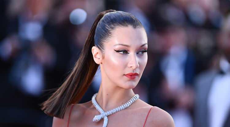 <p>Güzelliğiyle oldukça dikkat çeken Hadid, Vogue dergisine verdiği röportajda dış görünüşüne ilişkin samimi açıklamalarıyla şaşırttı.</p>