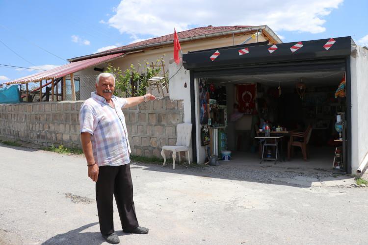 <p><span style="color:rgb(33, 37, 41)">Kocasinan ilçesi Kemer Mahallesi'nde yaşayan İlhan Altun, 40 yıl önce Almanya'da fırın ustası olarak çalıştığı dönemde merhum sanatçı Müslüm Gürses’in kasetlerine ilgi duymaya başladı. </span></p>