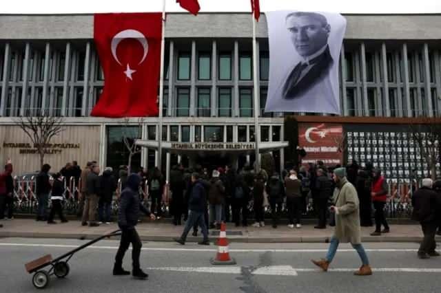 <p>İstanbul Büyükşehir Belediyesi'ne (İBB) ve görevinden uzaklaştırılan tutuklu başkanı Ekrem İmamoğlu'na yönelik yolsuzluk iddiasına ilişkin yürütülen soruşturma sürüyor. </p>