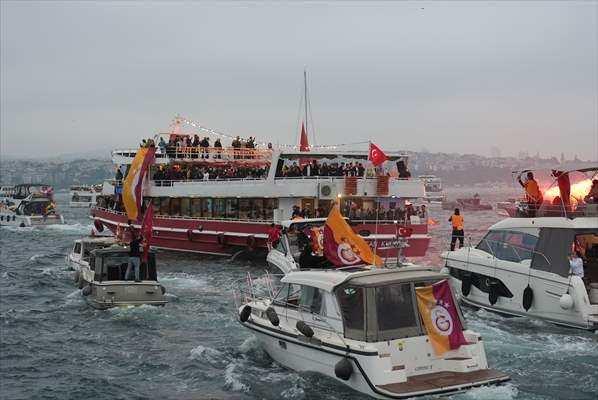 <p>Bayraklarla süslenen tekneler İstanbul Boğazı'nda görsel şölen oluşturdu.</p>