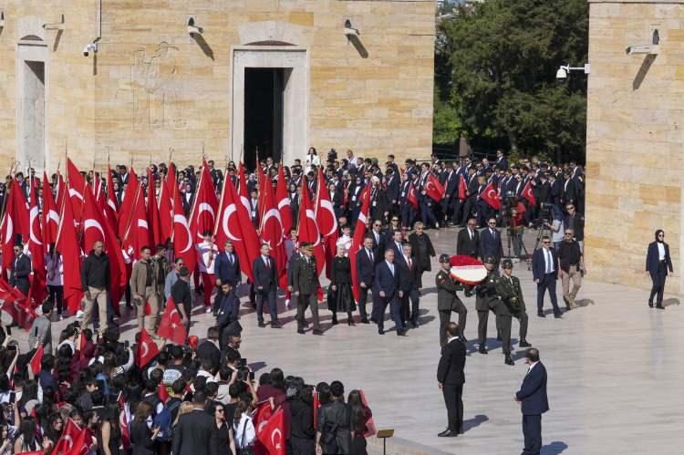 <p>Gençlik ve Spor Bakanı Osman Aşkın Bak, 19 Mayıs Atatürk'ü Anma, Gençlik ve Spor Bayramı dolayısıyla 81 ilden gelen temsilci gençler, milli sporcular ve beraberindeki heyetle birlikte Anıtkabir'i ziyaret etti.</p>