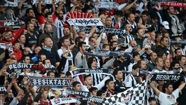 <p>Siyah-Beyazlı taraftarlar "Come to Beşiktaş" etiketiyle Ronaldo'ya çağrıda bulundu.</p>
<p> </p>