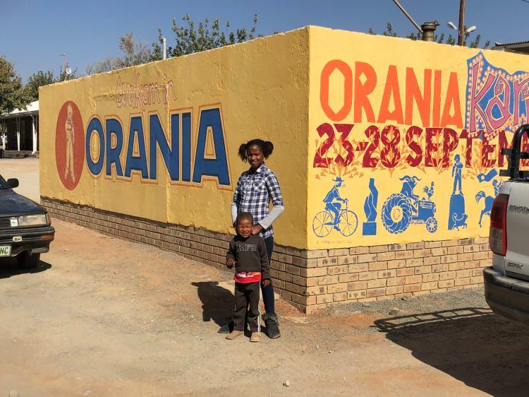 <p><span style="color:#B22222"><strong>Kamu hizmetlerini yerel yönetim karşılıyor</strong></span></p>
<p> </p>
<p>Orania'nın Güney Afrika hükümetiyle ilişkisine değinen Strydon<em><strong>, "Orania, belediye veya yerel yönetim düzeyinde hükümetten tek bir kuruş almadan faaliyet gösteriyor. Burada inşa ettiğimiz her şeyi kendimiz finanse ettik ve bu çok zor çünkü gelir vergimiz hala devlete gidiyor."</strong></em> değerlendirmesini yaptı.</p>