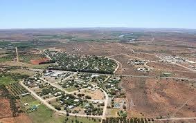 <p>Elektrik ihtiyaçlarının yarısını Orania'daki güneş panellerinden karşılandığını aktaran Strydon, <em><strong>"Şu anda sadece 3 bin kişi olsak bile altyapı açısından orta vadede 10 ila 12 bin kişiyi barındırmak için önceden planlama yaptık. Yani bir sonraki hedefimiz, bu. Biliyorsunuz, büyük ekonomik gelişmeleri beraberinde getirecek sayılara ulaşmak." </strong></em>diye konuştu.</p>