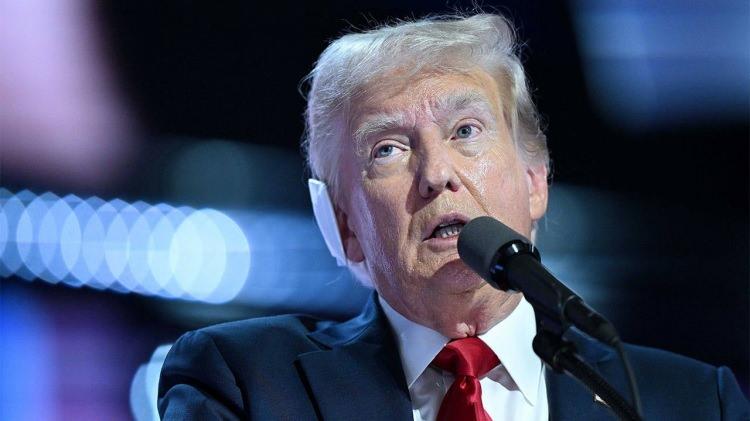 <p><span style="color:#000000"><strong>Oranialılar, Trump'a müteşekkir</strong></span></p>
<p> </p>
<p>Trump'ın Güney Afrika kararına değinen Strydon, Güney Afrika hukuk sisteminde, siyahilerin ekonomik açıdan güçlendirilmesi için beyazların ve Afrikanerlerin aleyhine ırka dayalı 142 yasa bulunduğunu belirterek "Bu konuda atılan adım çok olumlu. Duyguları anlıyoruz ve Amerikan hükümetinin Güney Afrika'da büyük bir sorun olan arazi kamulaştırması konusunda harekete geçmesinin aciliyetinden memnunuz. Bu, çok endişe verici. Tazminatsız arazi kamulaştırması son derece tehlikeli ve ABD'nin bir el uzatmasından memnunuz." dedi.</p>
<p>Strydon, ABD tarafından Afrikanerlere mülteci statüsü verilmesi konusuna ilişkin de "Afrikanerler, Afrika'da evindeler. Başka hiçbir yere ait değiliz. Biz buraya aitiz. Biz buradayız. Biz neredeyse 400 yıldır burada yaşıyoruz. Toprağımız, burada bir ulus, bir halk etnik kökeni olarak oluşmuş ve biz toprağın bir parçasıyız, terk etmeye niyetimiz yok. Eğer ABD veya başka bir hükümet, tazminatsız kamulaştırma, ırk yasaları, çiftlik saldırıları ve cinayetleri için yardım eli uzatmak istiyorsa o zaman mesajımız sadece şudur: Bize burada yardım edin. Burada yardım istiyoruz ve ille de ABD veya başka bir hükümetin vergi dolarlarıyla değil, tanınma yoluyla. Afrikaner olarak tanınmamız zaten büyük bir adımdı. Bunu takdir ediyoruz." ifadelerini kullandı.</p>
<p>Güney Afrika hükümetinden Trump'ın mültecilikle ilgili yürütme emrine karşı, "Afrikanerler lütfen kalın, siz bu ülkenin bir parçasısınız." demesini beklediklerini söyleyen Strydon, "Bir kavga başlattılar ve bir sürü dram yarattılar. Uzun lafın kısası, bizi tanıyın ve aynı zamanda bölgemizi de tanıyın." diye konuştu.</p>