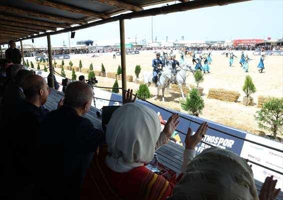 <p>Dünya Etnospor Birliği tarafından gerçekleştirilen ve Anadolu Ajansı'nın (AA) global iletişim ortağı olduğu festival, Atatürk Havalimanı'nda devam ediyor.</p>