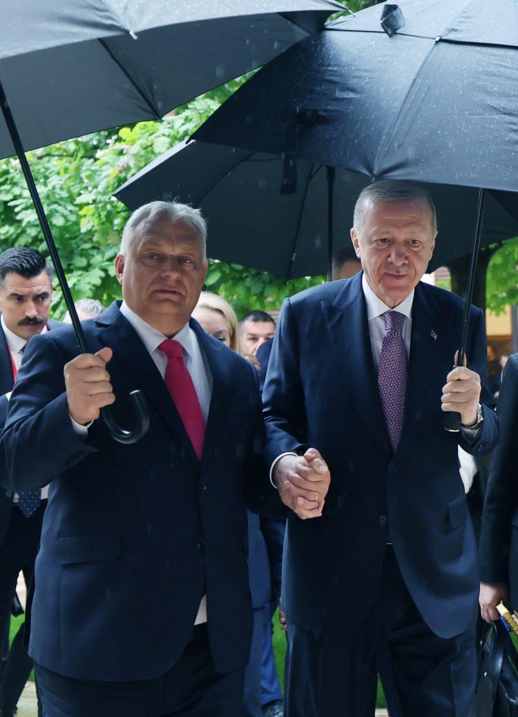 <p>O anlarda Cumhurbaşkanı Erdoğan ise <em><strong>"Aleykümselam"</strong></em> diyerek karşılık verdi.</p>