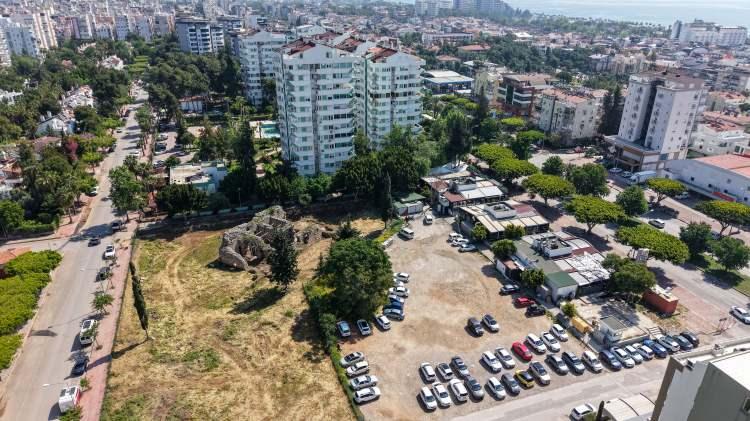 <p>Konyaaltı ilçesindeki en eski yapılardan biri olan ve geçmişi 3’üncü yüzyıla dayanan Roma Hamamı, 1998 yılında, 1’inci derece Arkeolojik Sit Alanı ilan edildi.</p>
<p> </p>