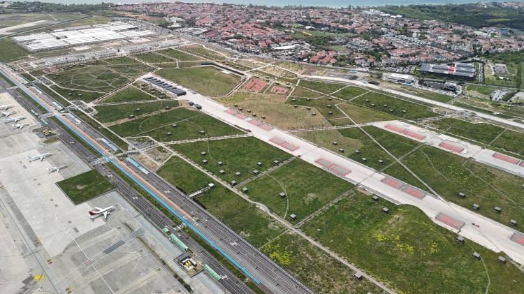 <p>Atatürk Havalimanı Millet Bahçesi, İstanbul'un afet ve deprem toplanma alanı olarak da kullanılacak. Bahçe, 40 bin çadır kurulabileceği ve 165 bin kişilik acil barınma alanının oluşturulabileceği bir kapasiteye sahip olacak.</p>