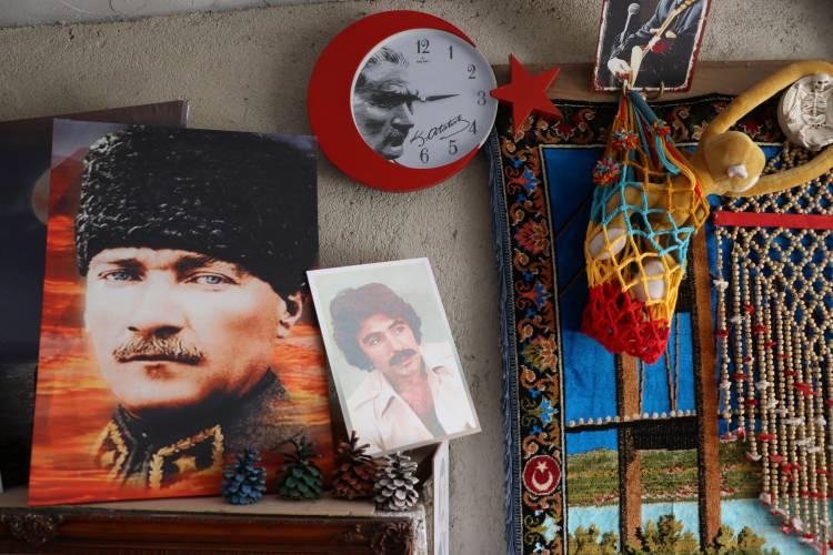 <p><span style="color:rgb(33, 37, 41)">Gürses’in birçok orijinal kasedini biriktiren Altun, ardından da koleksiyoner olmaya karar verdi. Emekli fırın ustası İlhan Altun, eski dönemlerde kullanılan eşyalar, birçok tespih, kullanılmayan eşya ve yurt dışında gittiği farklı ülkelerden aldığı objeleri memleketindeki evinin garajında müze yapmaya karar verdiği bölümde sergilemeye başladı.</span></p>