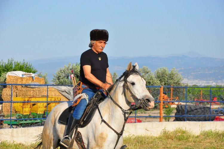 <p>Balıkesir Havran'da 2006 yılında görev yaparken, Sultan Abdülhamid ve Kuzey Kıbrıs Türk Cumhuriyeti'nin merhum Cumhurbaşkanı Rauf Denktaş'ın hayatından ilham alan kaymakam Genel, geleneksel okçuluğa başladı. </p>