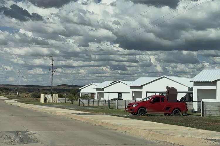 <p>Strydon, Orania'nın, ucuz siyah iş gücü sömürüsüne karşı bir devrim niteliği taşıdığını öne sürerek<em><strong> "Güney Afrika'da ucuz siyahi iş gücü, buranın öncülerinin uzun zamandır eleştirdiği bir şeydi ve tüm işleri kendimiz yapmayı tercih ettik. İster inşaat olsun ister arabalarda çalışmak, ev inşa etmek, bahçeleri temizlemek, tuvaletleri temizlemek olsun, Orania'da yapılan her şey Afrikanerler tarafından yapılır." </strong></em>diye konuştu.</p>